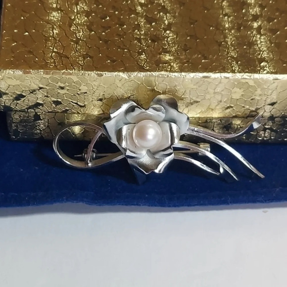 Vintage Polished and Matte Silvertone with Pearl Center Rose Brooch Stunning - Picture 4 of 7